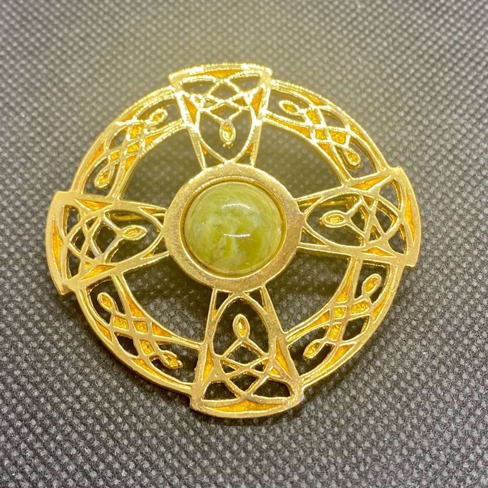 🔴 Gold Tone with Green Center Stone Brooch